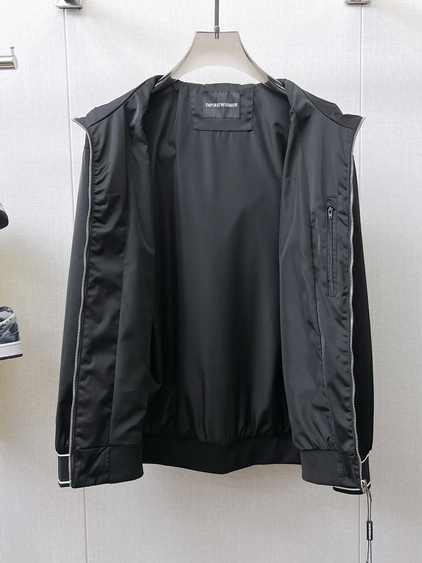 Armani official website Same Style, complete with three labels, on sale in advance. 2026 Autumn and Winter New Arrival men's jacket, Original with complete three labels, Premium version. Custom-made fabrics at the counter. Breathable, high comfort, impeccable details, brand element design concept, reflecting high quality. It feels delicate and soft, presents a casual cut, and has a great upper body shape. Sizes: M～3XL